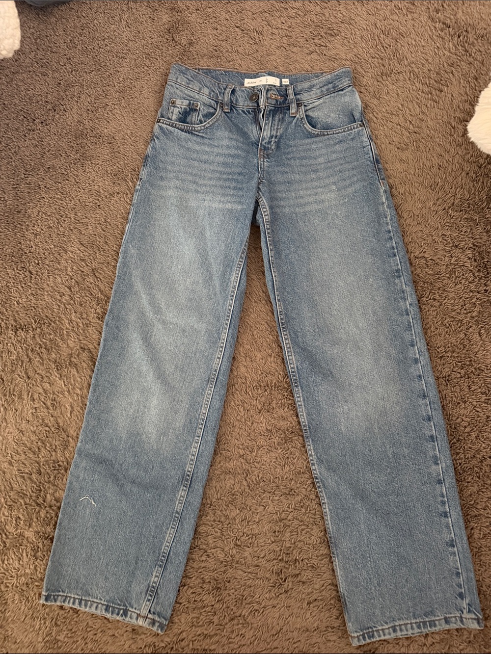 Straight Leg mid-rise Jeans in Light Blue